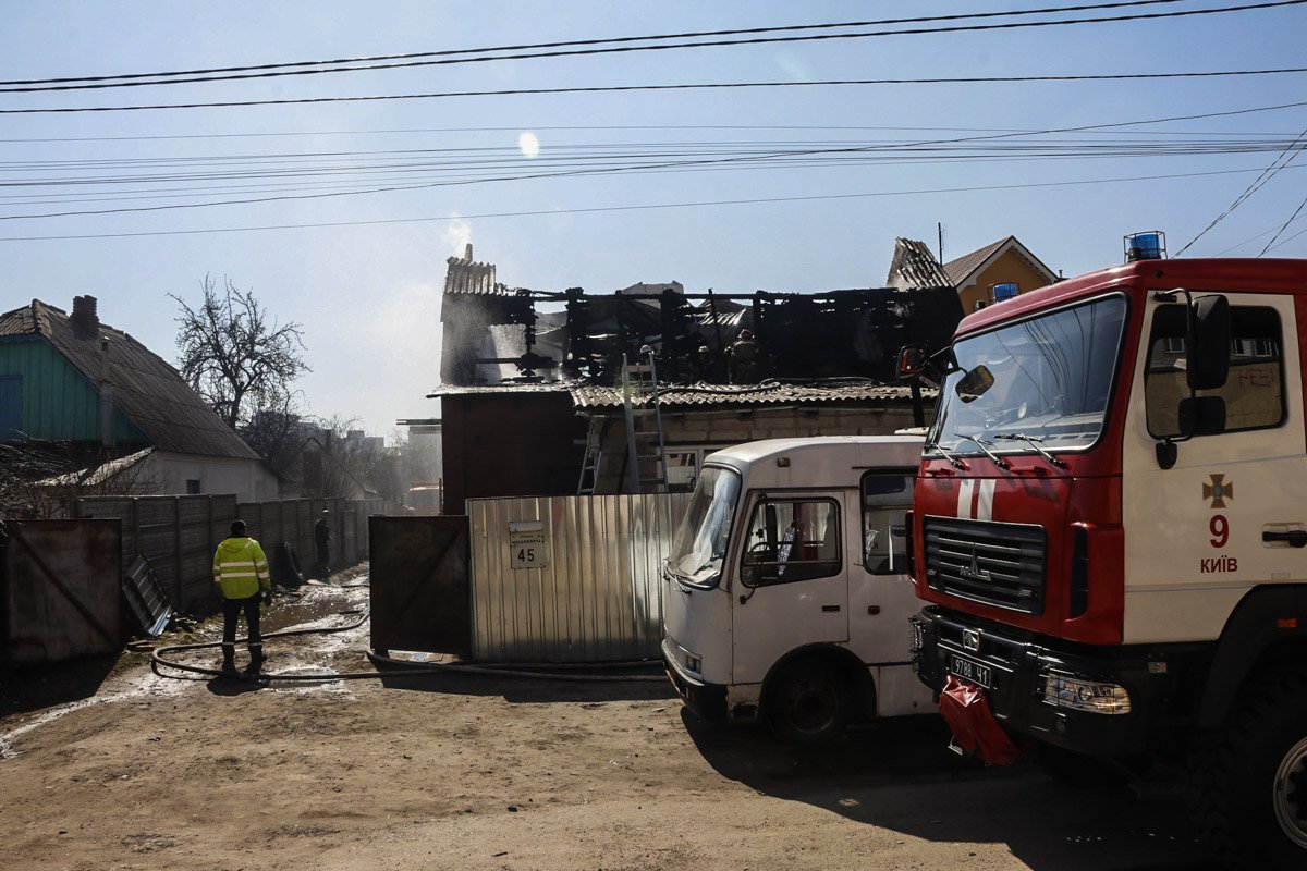 На улице Живописной загорелся двухэтажный жилой дом