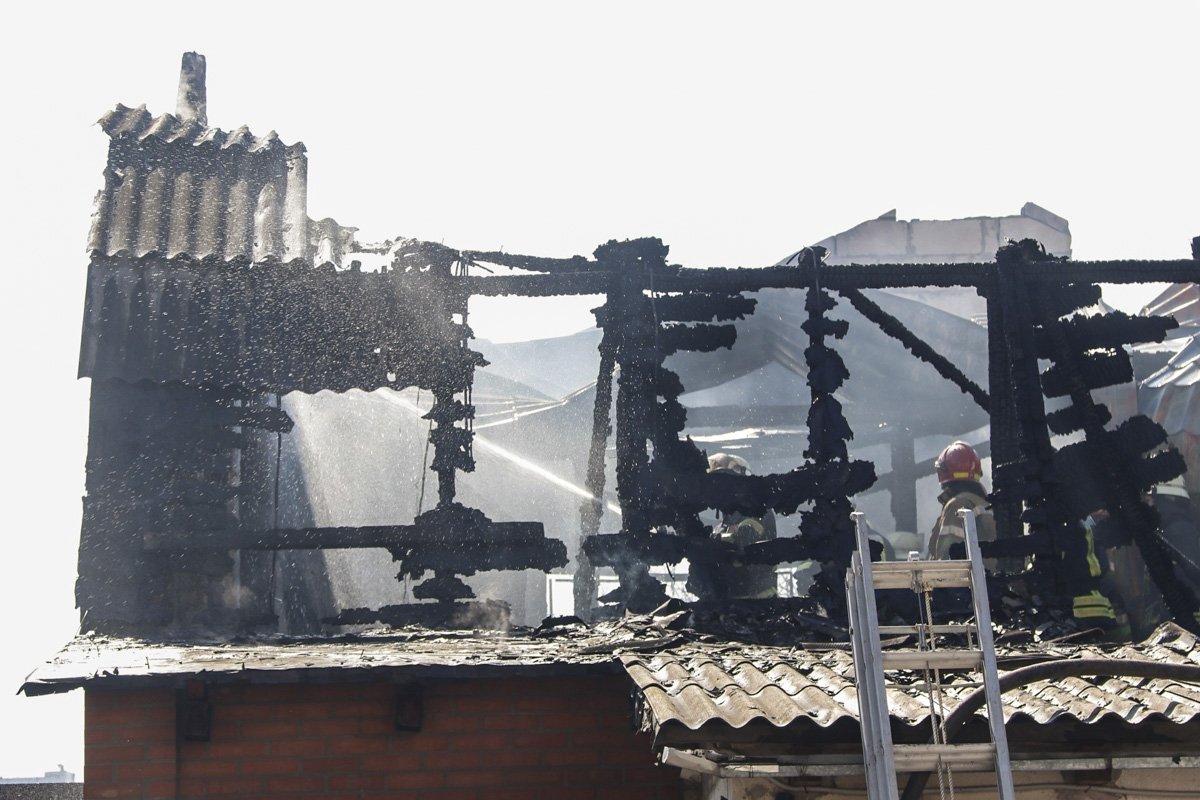 Огонь полностью уничтожил два дома и повредил крышу еще одного