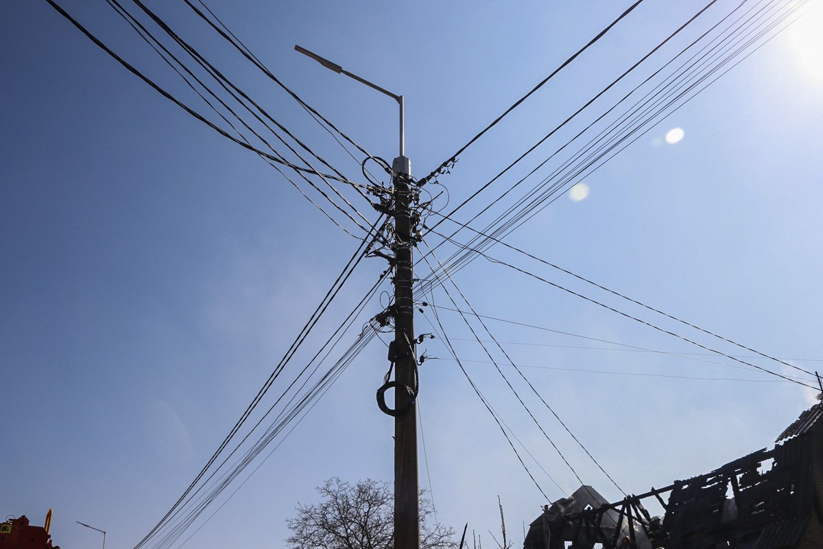 Жители соседних домов говорят, что над домом начали искрить провода над крышей зданий