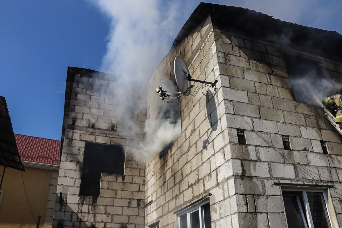 Дым от огня было видно издалека