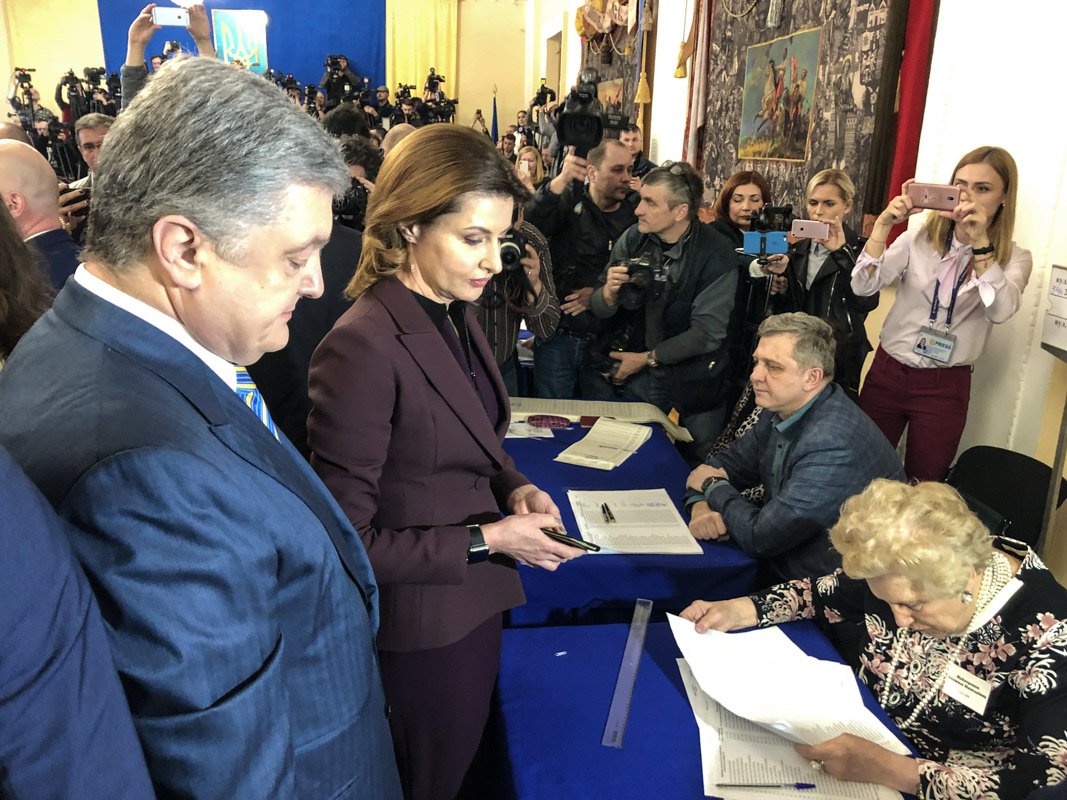 Действующий президент Украины Петр Порошенко пришел на избирательный участок в Дом Офицеров