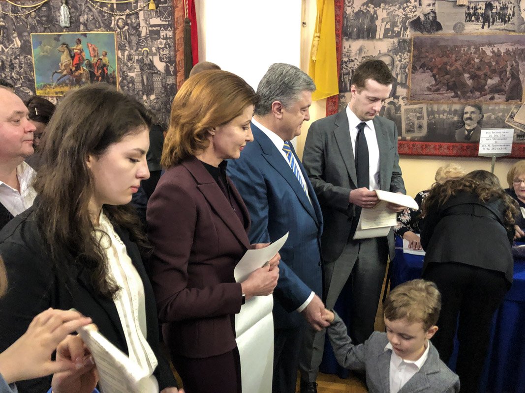 Вместе с Петром Алексеевичем на выборы также пришли жена, сын, дочери-двойняшки, невестка и внук