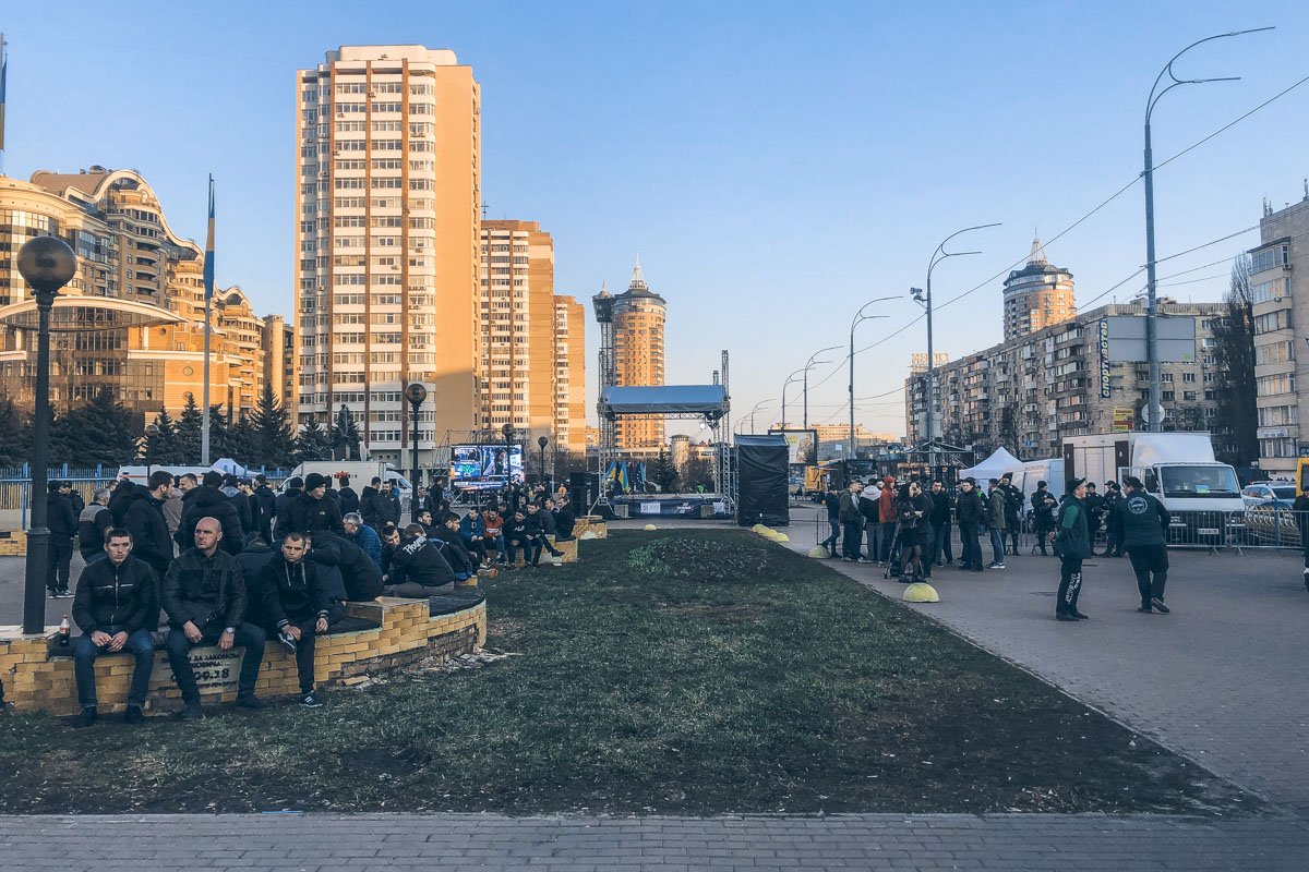 31 марта в Киеве возле здания Центральной избирательной комиссии собрались десятки активистов в спортивных костюмах