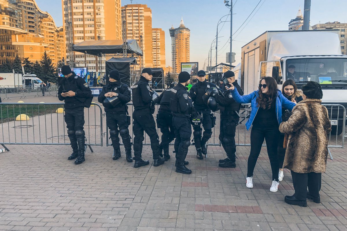 Они один за другим сообщали, что устроили мирную акцию за честные выборы