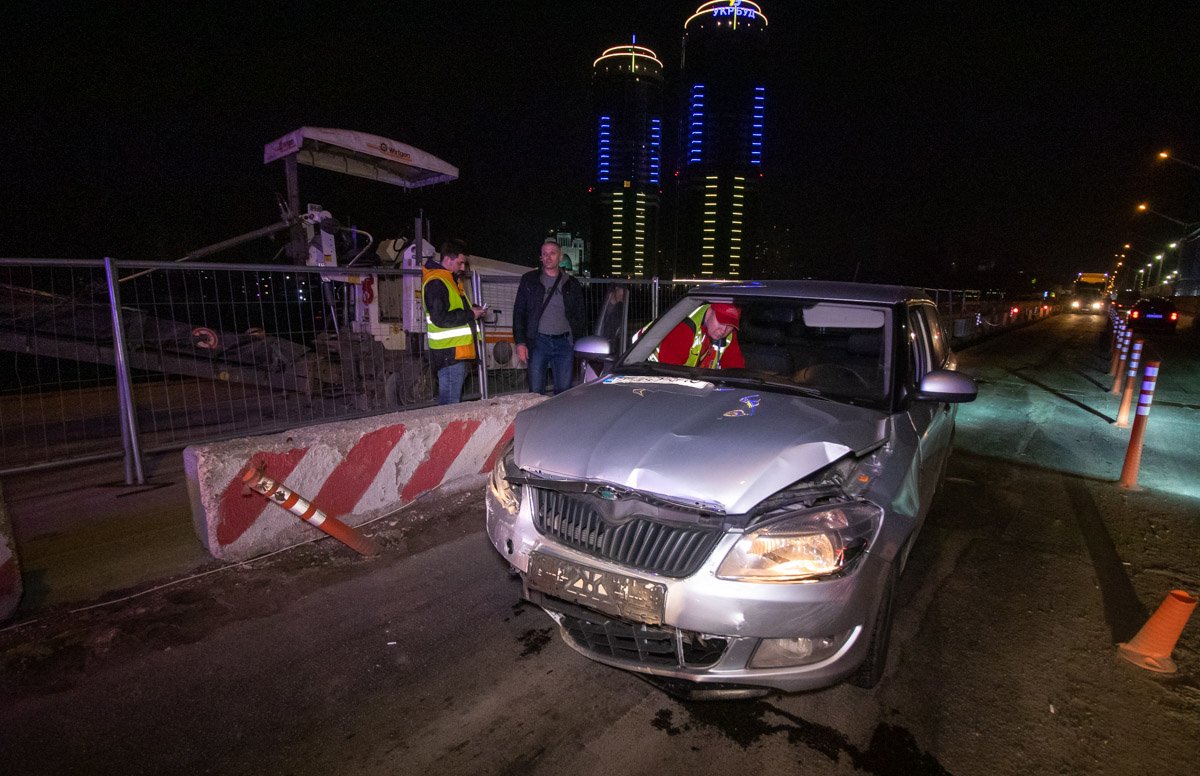 В ночь на 1 апреля в Киеве при выезде с моста Метро на Броварском проспекте произошло дистанционное ДТП В ночь на 1 апреля в Киеве при выезде с моста Метро на Броварском проспекте произошло дистанционное ДТП