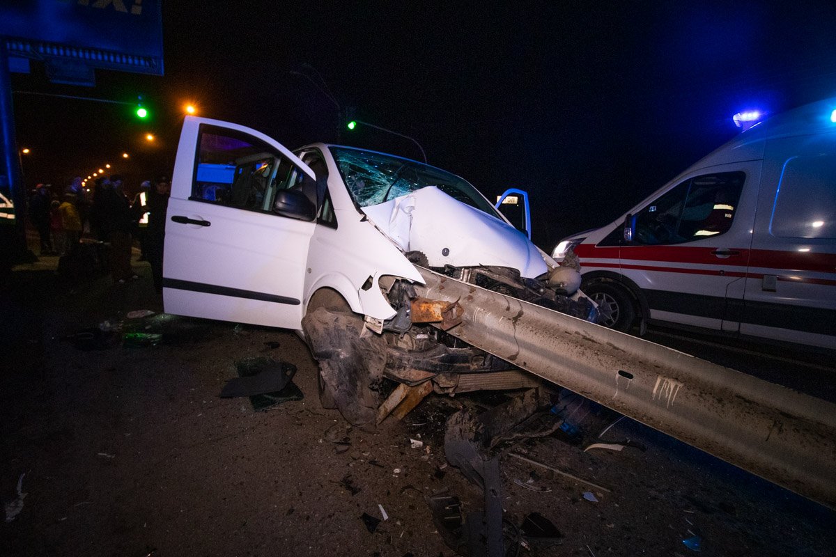 В ночь на 1 апреля на Столичном шоссе Mercedes Vito налетел на отбойник