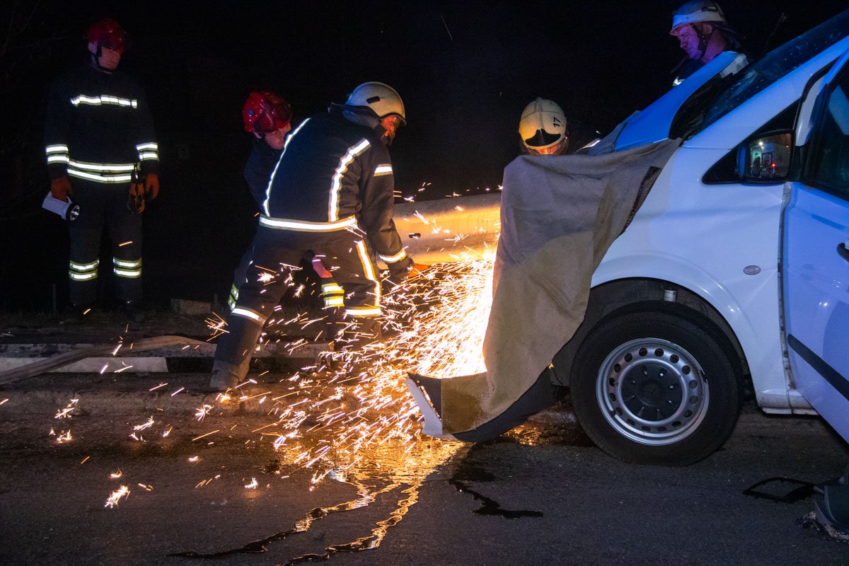 Спасатели срезали часть ограждения