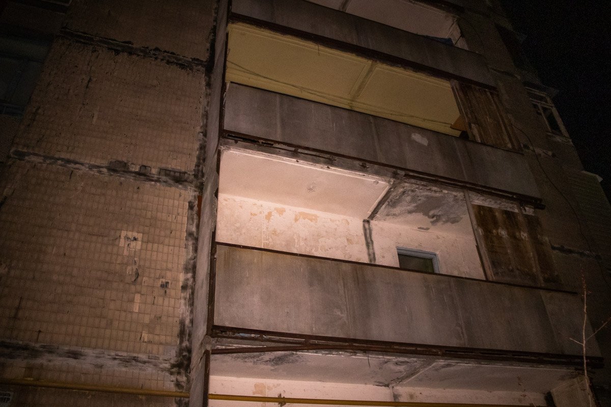 Предварительно, мужчина выпал из окна 9-этажного дома