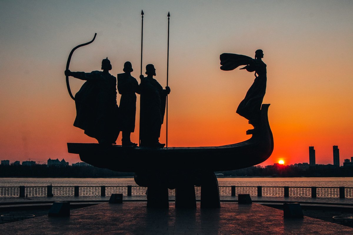 Памятник основателям Киева с самого утра залит красками утреннего солнца Памятник основателям Киева с самого утра залит красками утреннего солнца