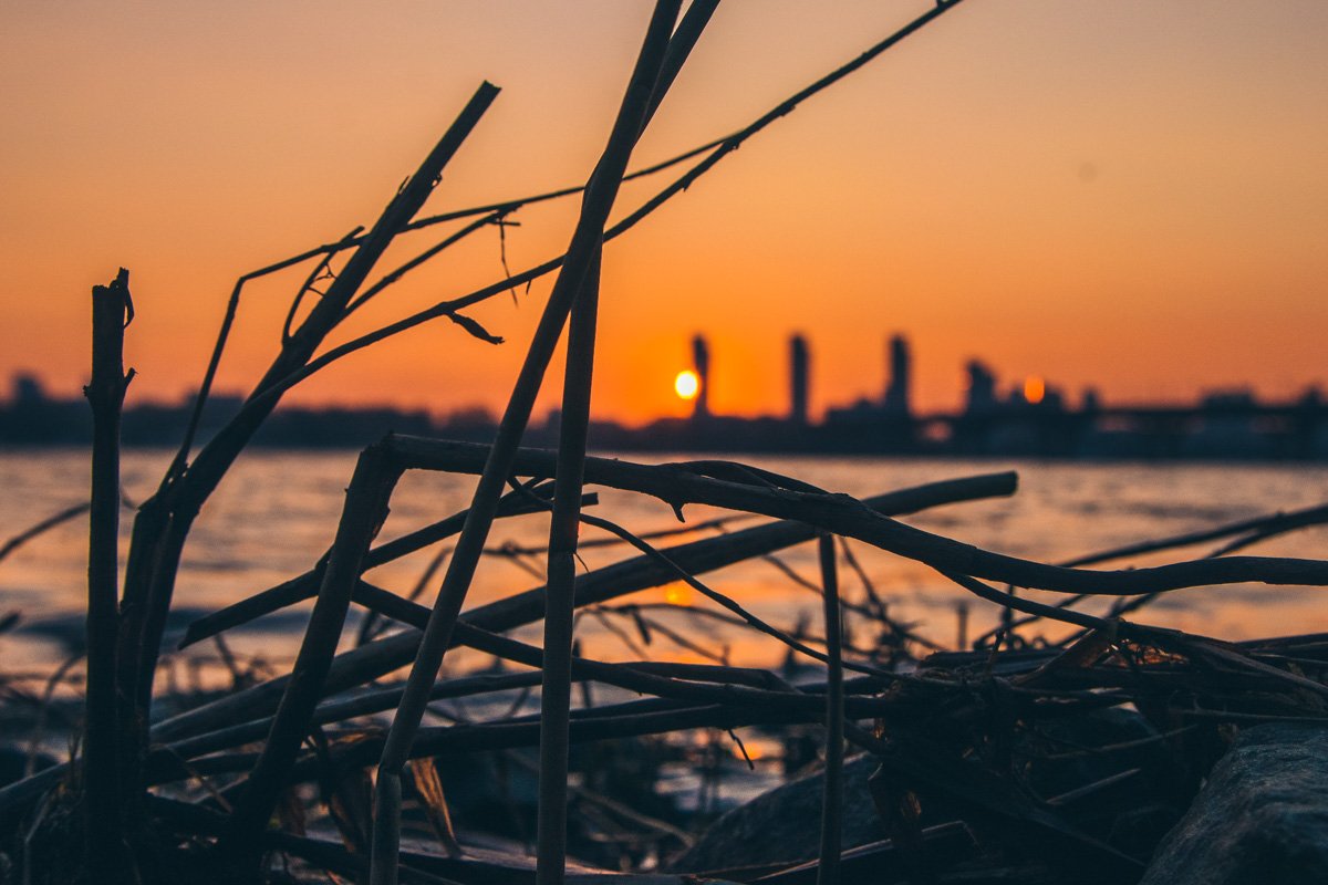 Красное солнце залило небо над городом невероятными красками Красное солнце залило небо над городом невероятными красками