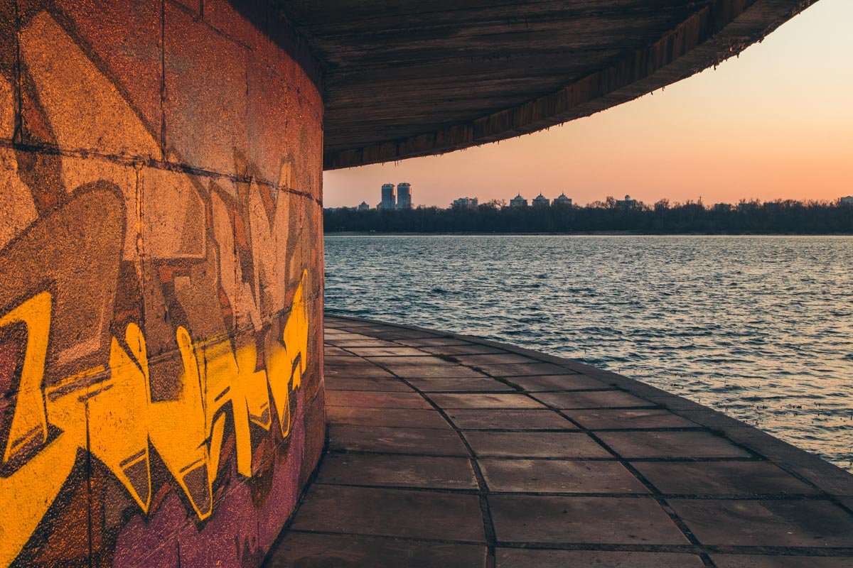 На набережной всегда много людей, но сегодня рассвет никто не встречал На набережной всегда много людей, но сегодня рассвет никто не встречал