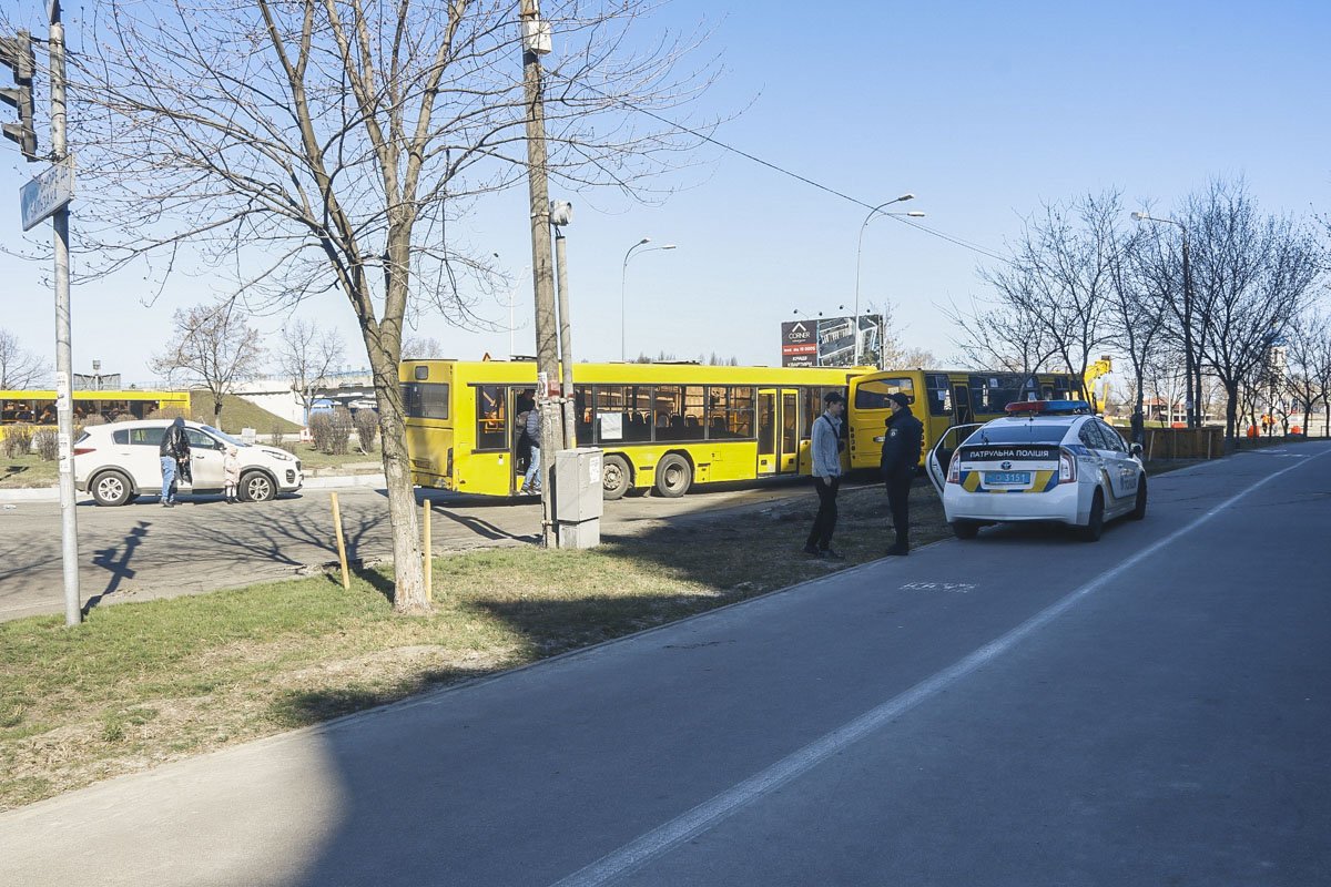 Автомобиль Kia и автобус №73 ехали параллельно, вдруг автобус зацепил внедорожник и протянул его несколько метров Автомобиль Kia и автобус №73 ехали параллельно, вдруг автобус зацепил внедорожник и протянул его несколько метров