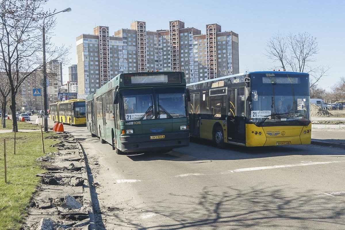 Из-за аварии остановилось движение ряда маршрутов общественного транспорта Из-за аварии остановилось движение ряда маршрутов общественного транспорта