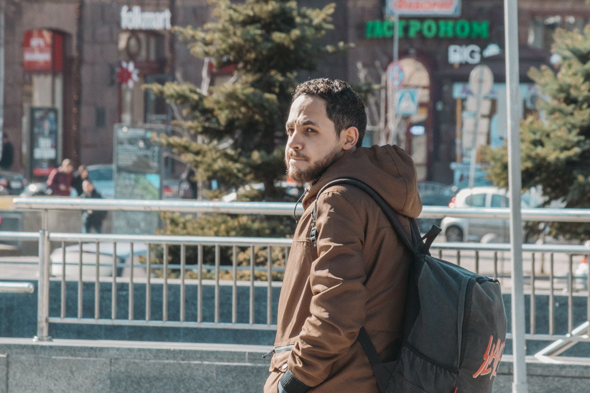 Я оглянулся посмотреть, не оглянулась ли она... Я оглянулся посмотреть, не оглянулась ли она...