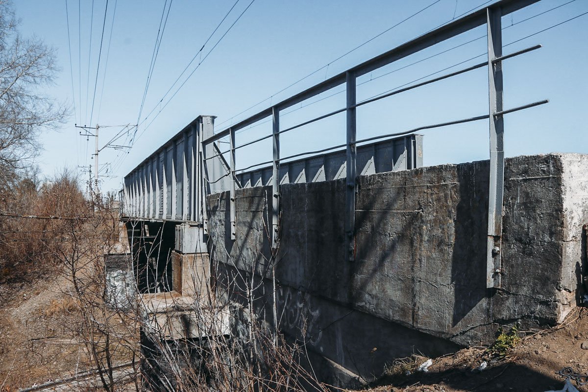 Мужчина без признаков жизни висел в петле на перилах моста через железнодорожную ветку