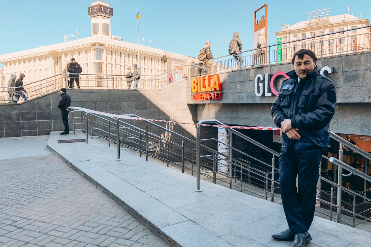 Во внутрь никого не впускают