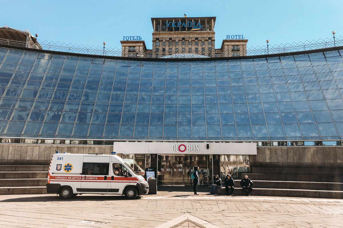 На данный момент к зданию приехали правоохранители, медики и пожарные