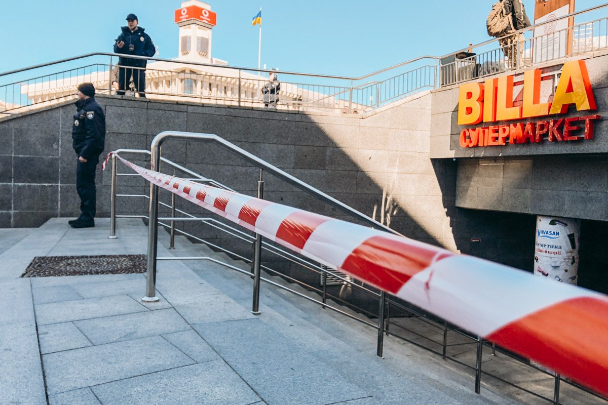 Они дежурят на месте происшествия, здание обследуют взрывотехники