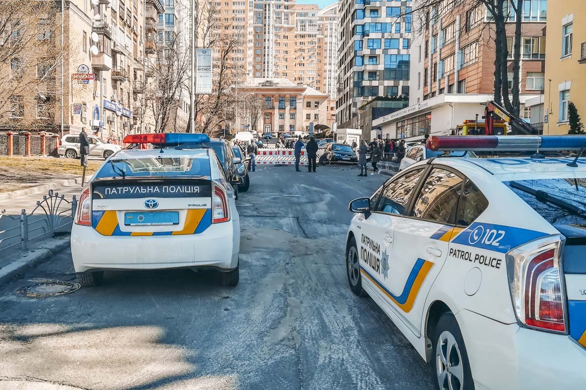 На улице Деловая прорвало трубу, из-за чего провалился асфальт