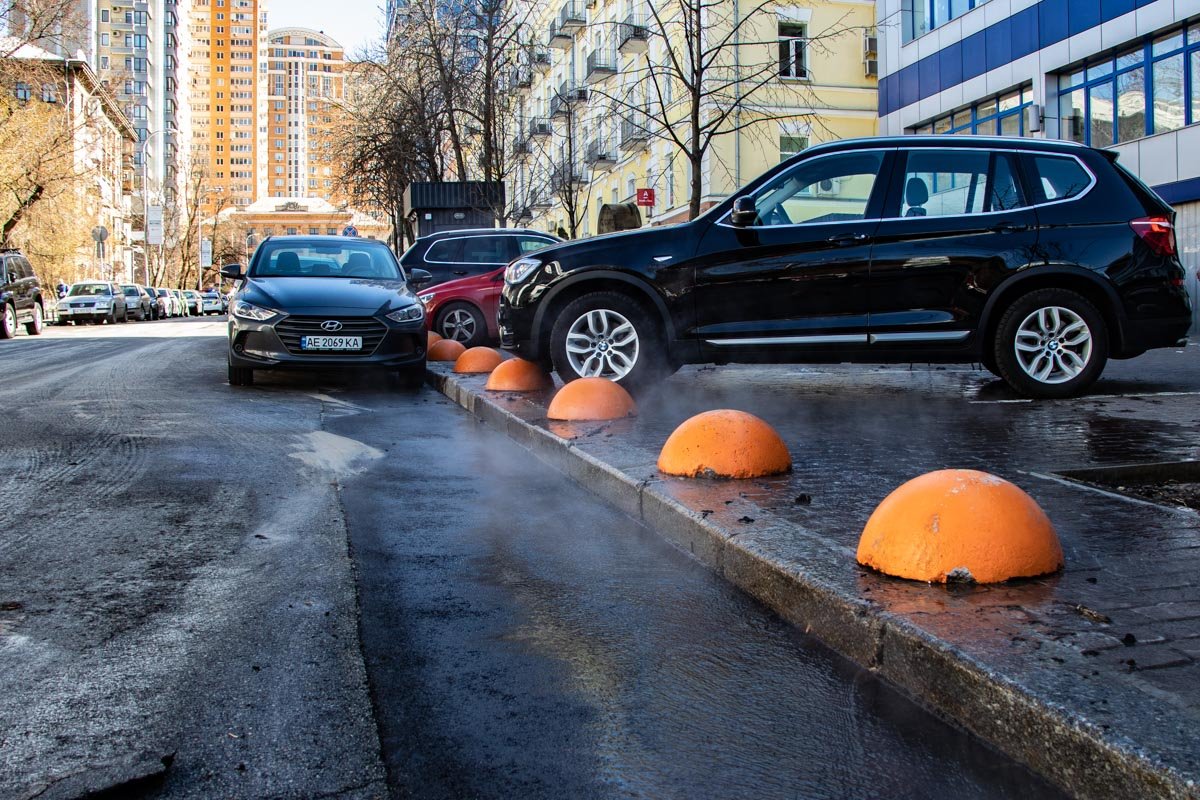 В Киеве на улицу хлынул кипяток 