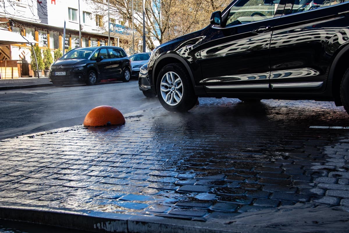 На улице Деловая прорвало трубу