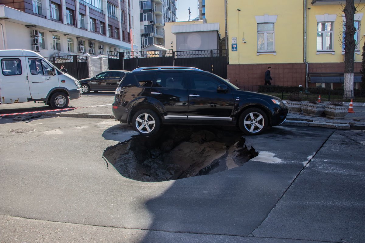 Прорыв трубы спровоцировал провал на дороге