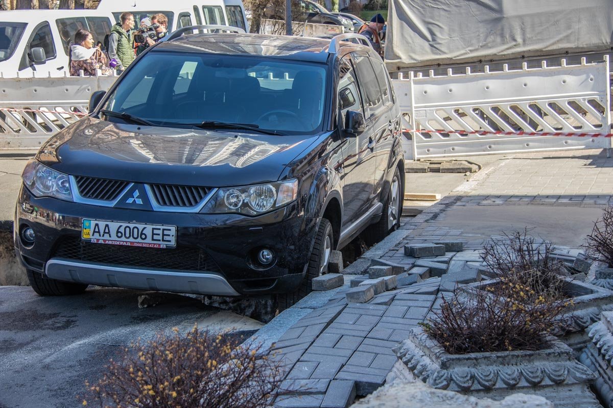 Под землю чуть не ушел внедорожник