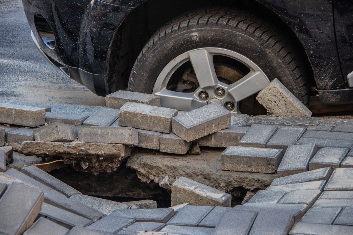 Асфальт под автомобилем размыло 