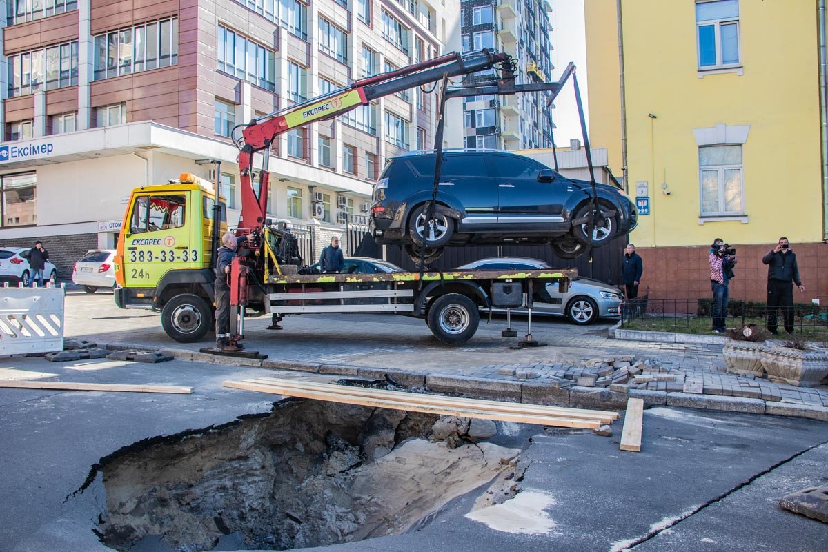 Mitsubishi достали с края глубоко обвала