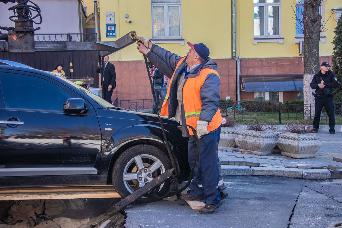 Владелец внедорожника был на работе во время обвала