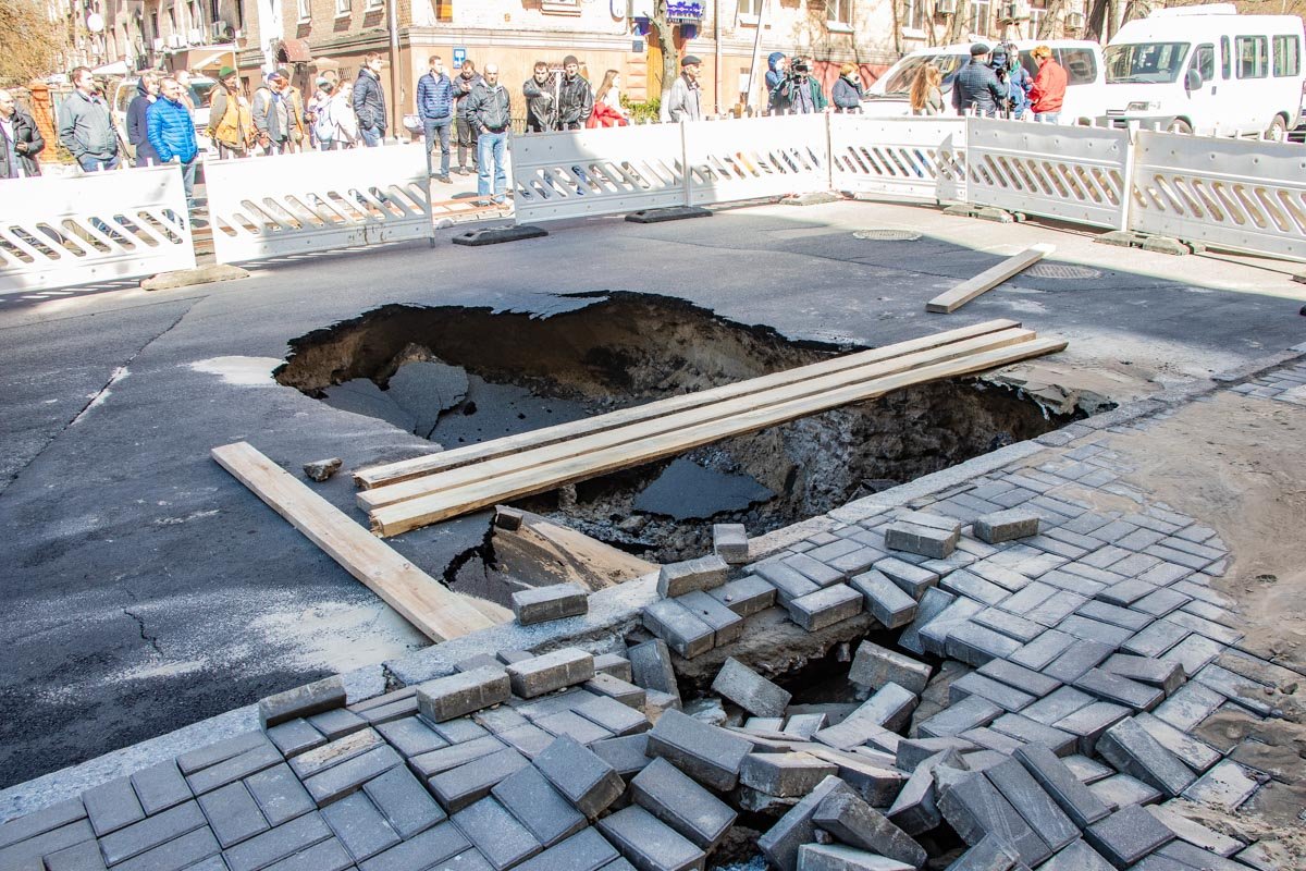 Последствия прорыва устраняют коммунальные службы 