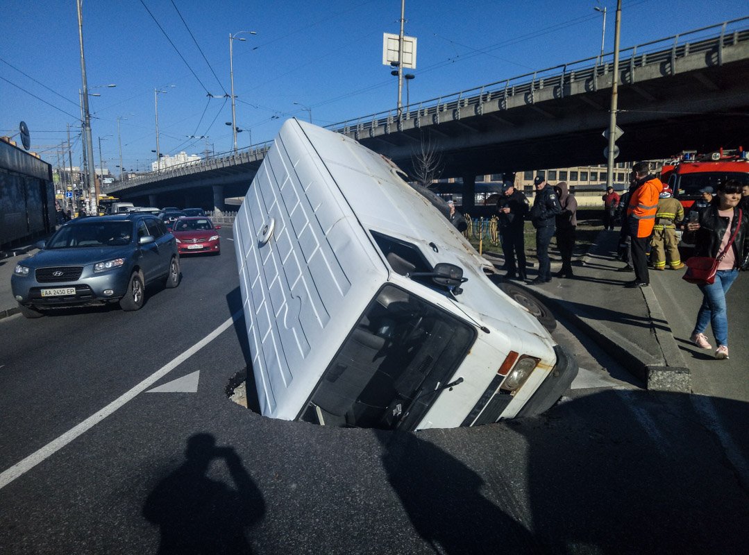 К счастью, водитель автомобиля не пострадал и самостоятельно покинул салон К счастью, водитель автомобиля не пострадал и самостоятельно покинул салон