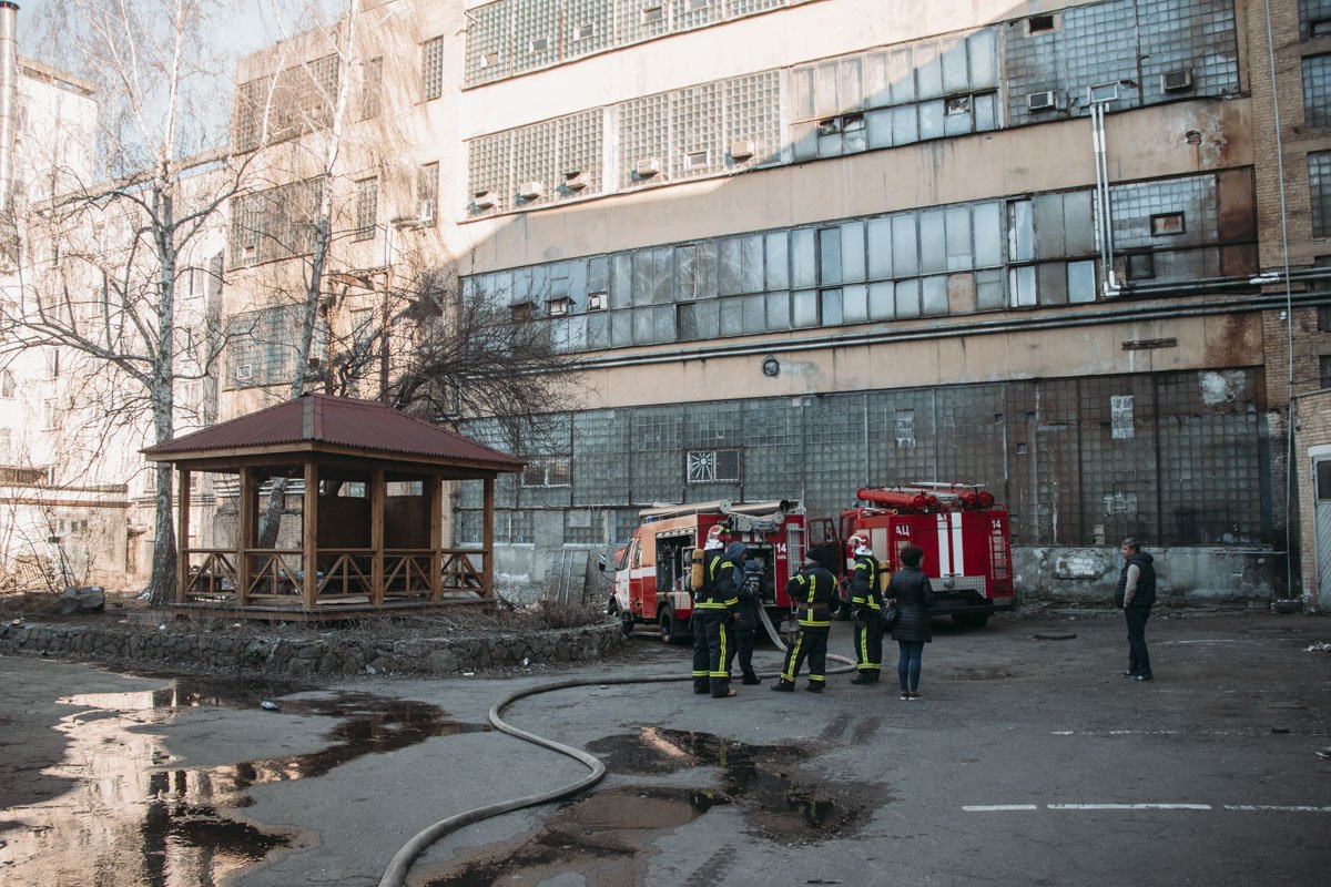 Пожар возник на третьем этаже офисов Пожар возник на третьем этаже офисов