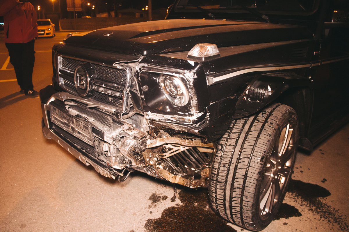 На парковке Novus произошла авария с участием автомобилей Mercedes G-класса и Mitsubishi Lancer На парковке Novus произошла авария с участием автомобилей Mercedes G-класса и Mitsubishi Lancer