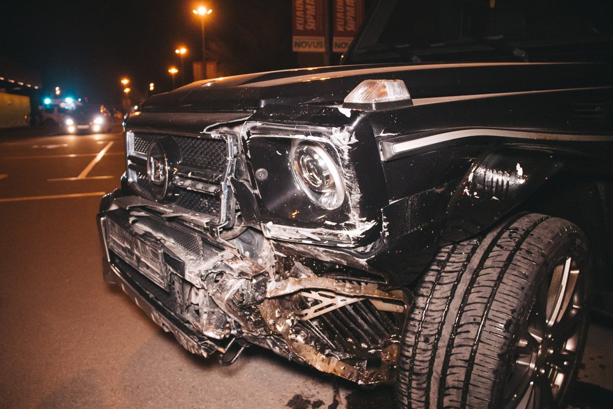 По словам полиции, в этот же вечер он устроил еще одну аварию По словам полиции, в этот же вечер он устроил еще одну аварию