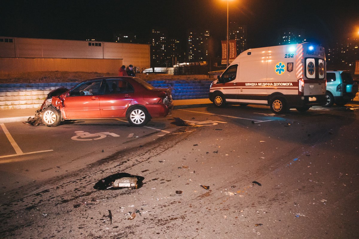 Автомобиль двигался по дороге странно - то тормозил, то снова набирал скорость Автомобиль двигался по дороге странно - то тормозил, то снова набирал скорость