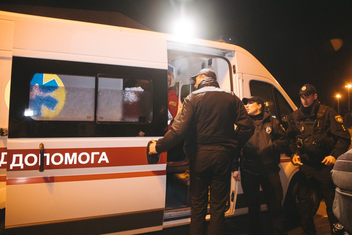 В этот момент с парковки супермаркета выезжала женщина на Mitsubishi Lancer В этот момент с парковки супермаркета выезжала женщина на Mitsubishi Lancer