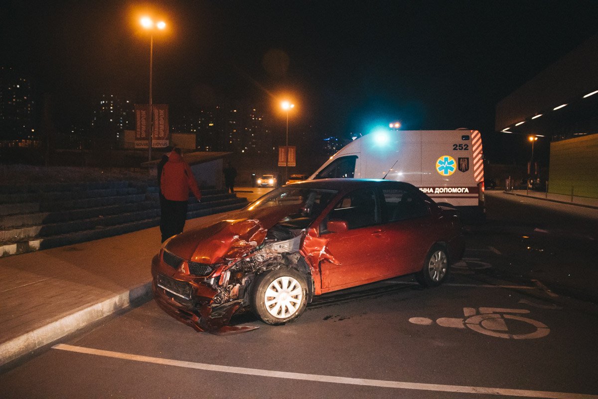 Мужчина на Mercedes не заметил едущий ему навстречу автомобиль и врезался в него Мужчина на Mercedes не заметил едущий ему навстречу автомобиль и врезался в него