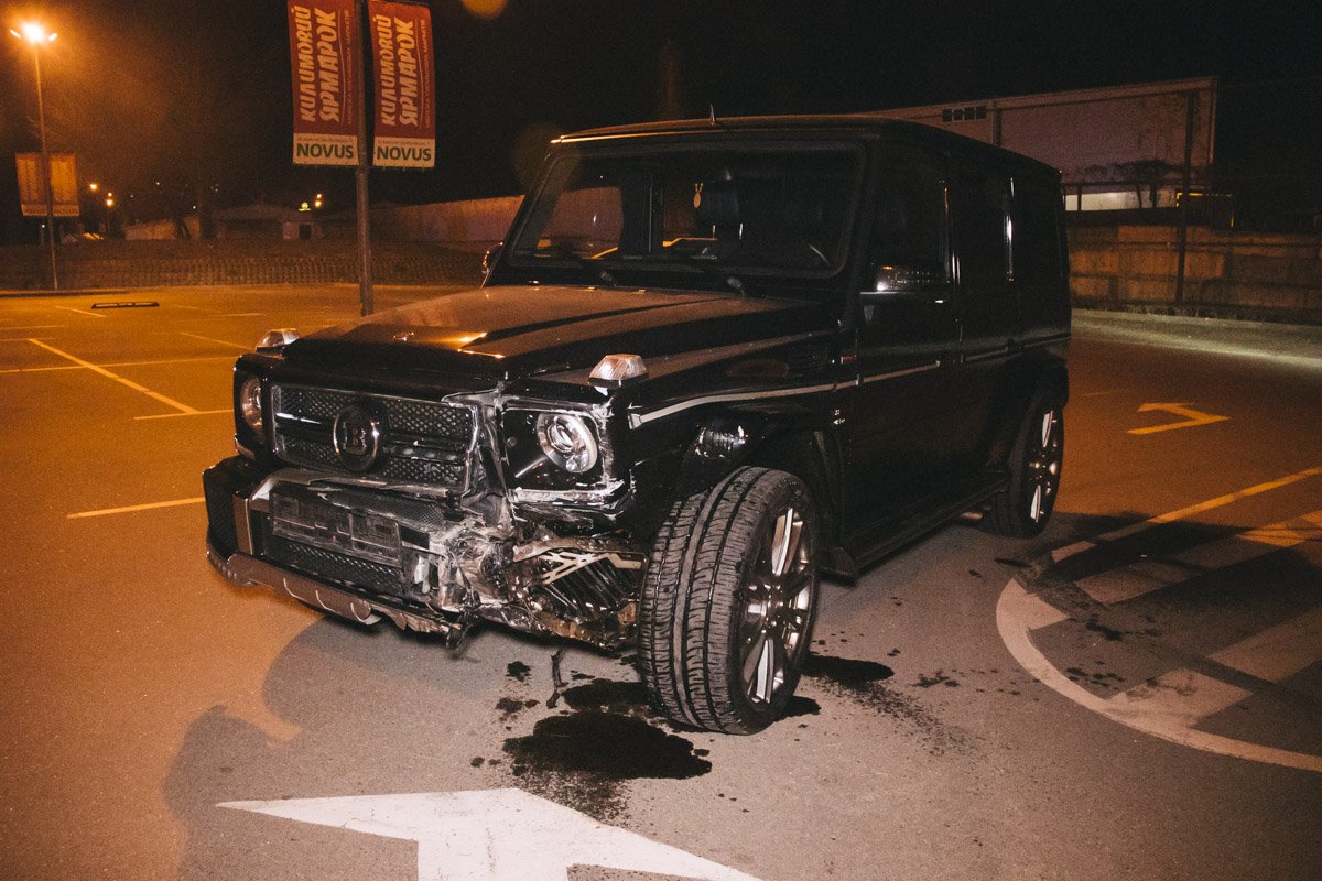 Мужчина на Mercedes устроил еще одну аварию в этот вечер, на улице Березняковской Мужчина на Mercedes устроил еще одну аварию в этот вечер, на улице Березняковской