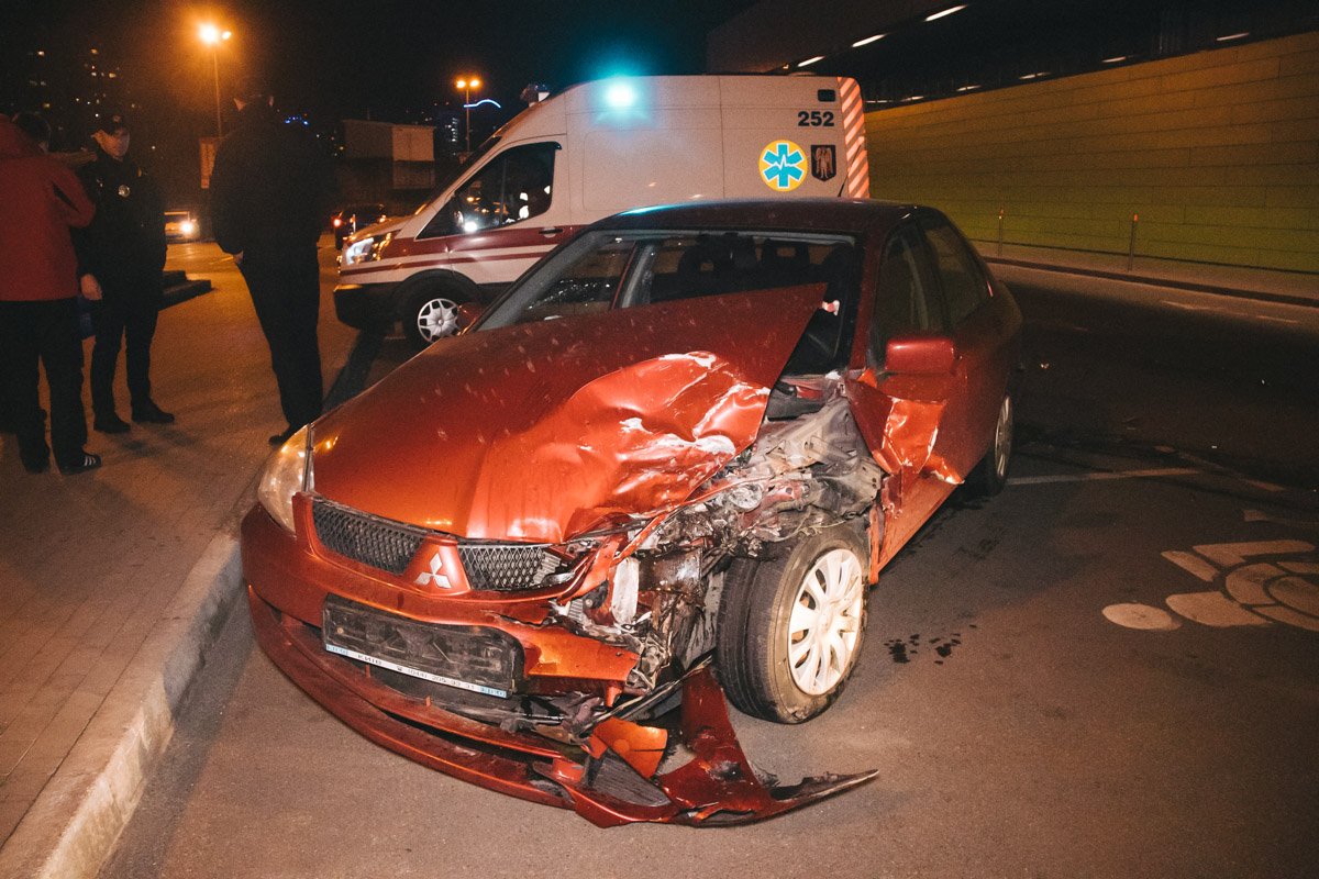 У Mitsubishi Lancer разбиты передний бампер, капот и левое крыло, сработали подушки безопасности У Mitsubishi Lancer разбиты передний бампер, капот и левое крыло, сработали подушки безопасности