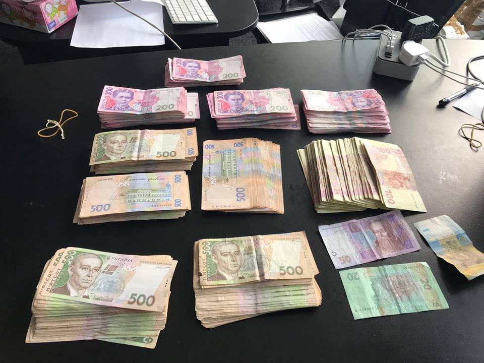 По налоговой отчетности, заработок "предпринимателя" в год составлял около 1 миллиона гривен По налоговой отчетности, заработок "предпринимателя" в год составлял около 1 миллиона гривен