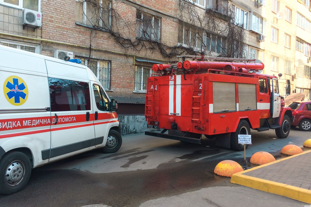 На место прибыли правоохранители, сотрудники ГСЧС и скорая помощь