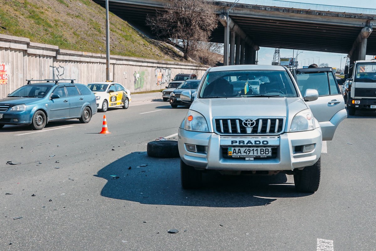 Из-за несоблюдения дистанции по очереди столкнулись Honda, Toyota, Peugeot и Skoda