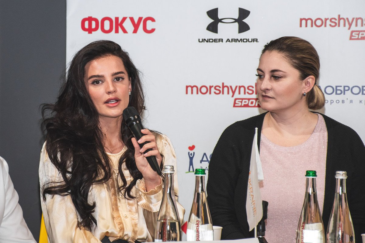 Победительница конкурса "Мисс Украина Вселенная-2014" Анна Андрес и директор Украинской биржи благотворительности Ирина Гуцал