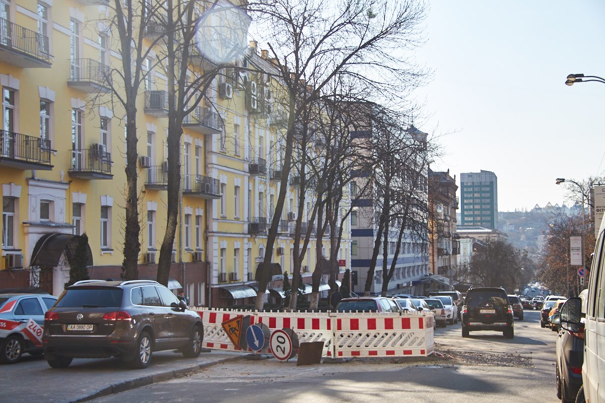 Последствия аварии оградили забором Последствия аварии оградили забором