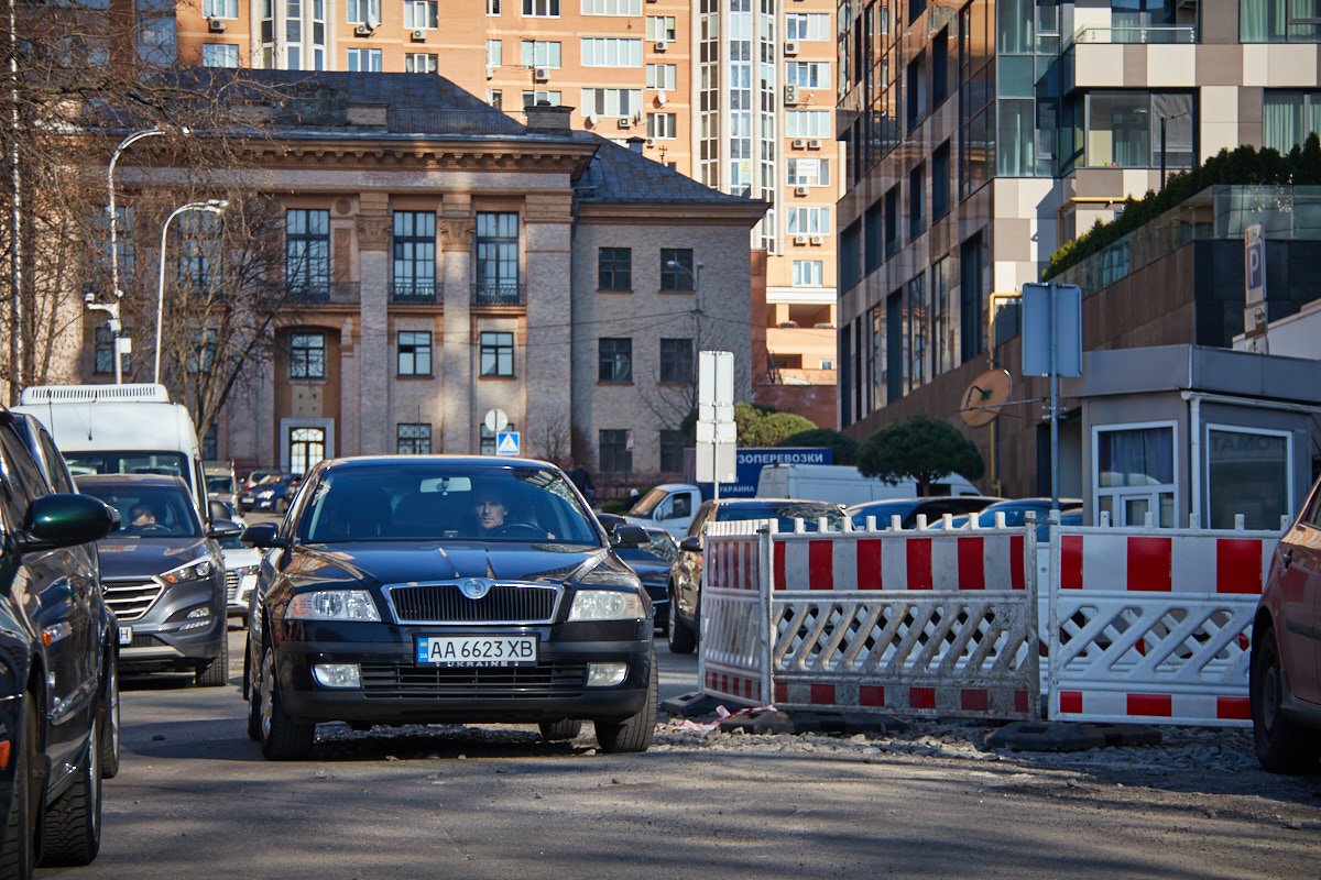 Движение по улице немного затруднено Движение по улице немного затруднено