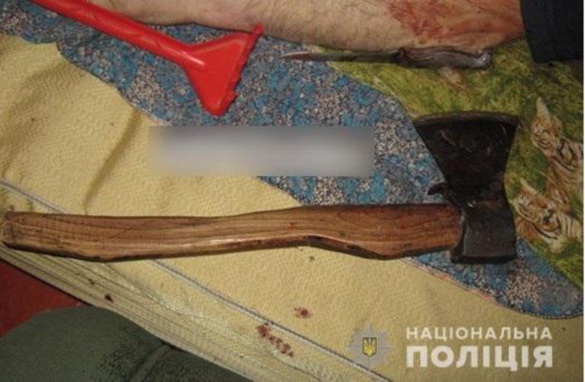 Сын сначала ножом перерезал горло, а затем нанес удар по голове топором отцу