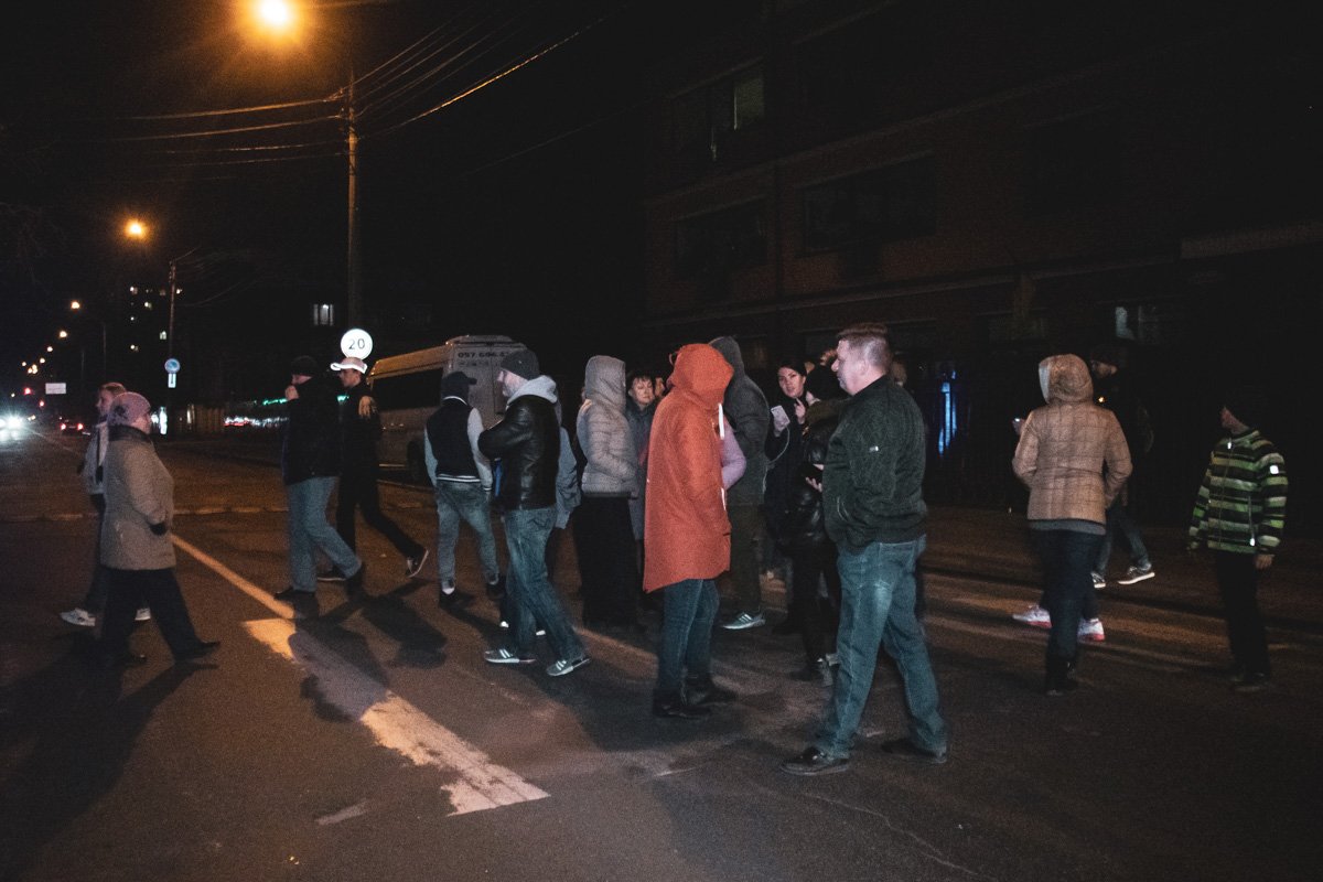 В Киеве жители двух жилых домов по адресу улица Андрея Головко, 4 и 6, перекрыли автомобильное движение В Киеве жители двух жилых домов по адресу улица Андрея Головко, 4 и 6, перекрыли автомобильное движение