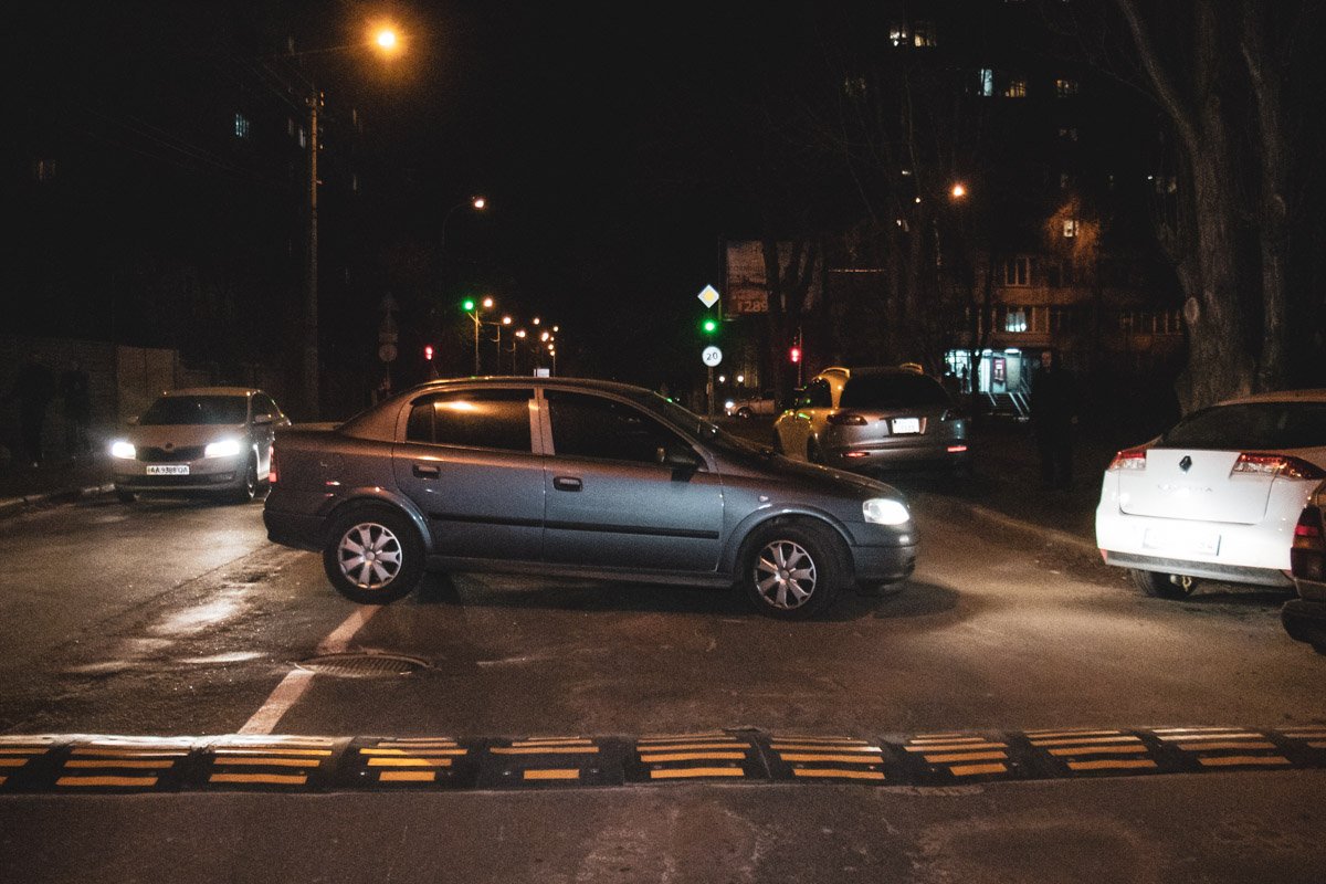 Люди непрерывно ходили по пешеходному переходу, не давая возможности проехать автомобилям Люди непрерывно ходили по пешеходному переходу, не давая возможности проехать автомобилям