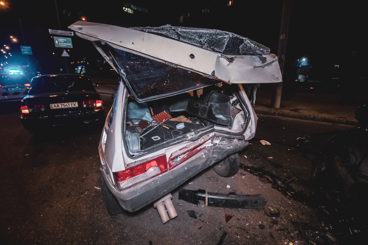 Сперва Lada 2108 легко зацепила "Волгу", а во время оформления аварии в автомобили на скорости влетела Toyota Camry